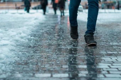 В Польше мужчина скончался, посыпая тротуар песком против гололедицы